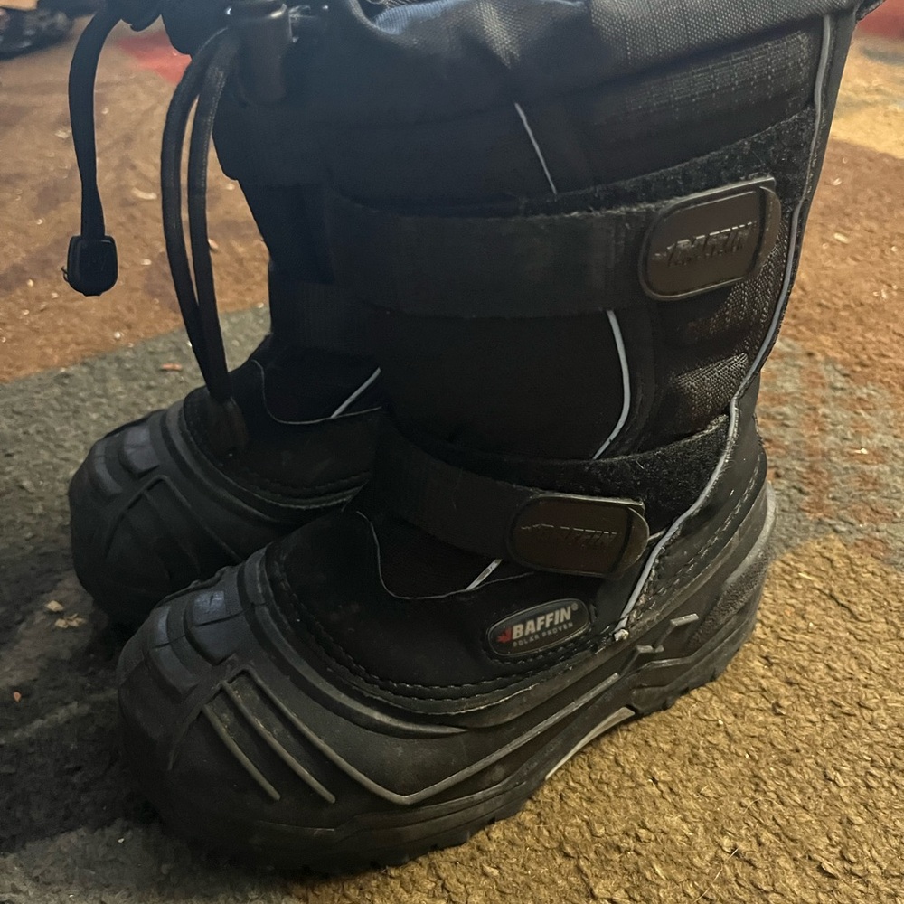 Kids Baffin Young Eiger winter boots size 13